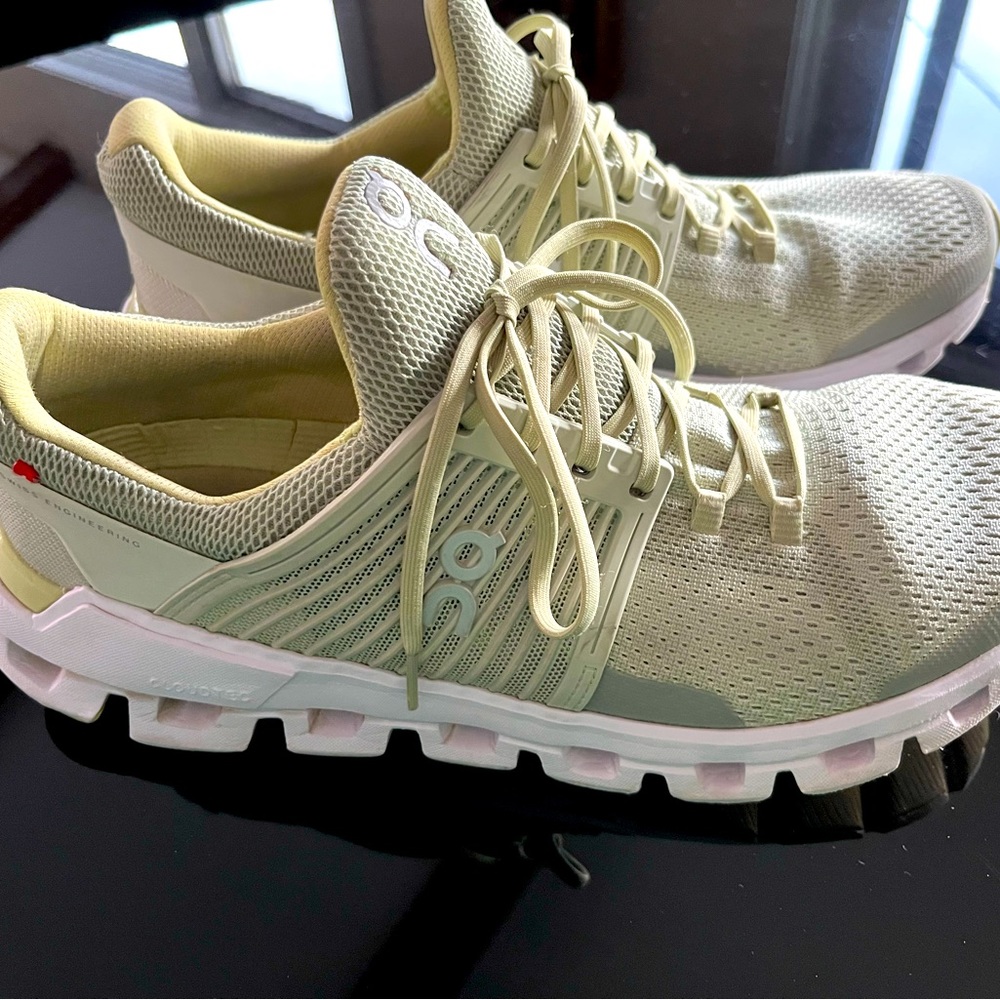 Womens ON Helion Running Shoes. Size 10.